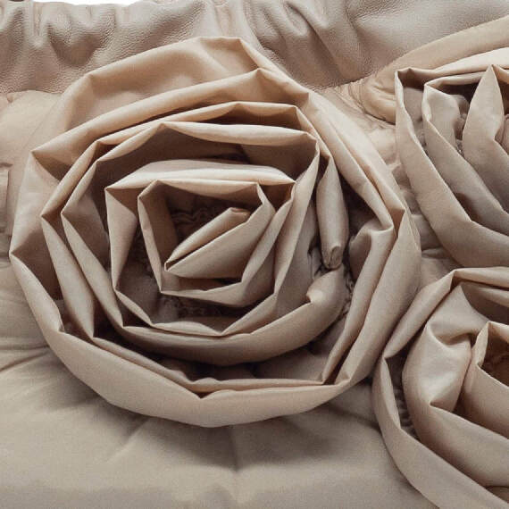 Rose Small<br />Small bag with roses on the front in powder pink