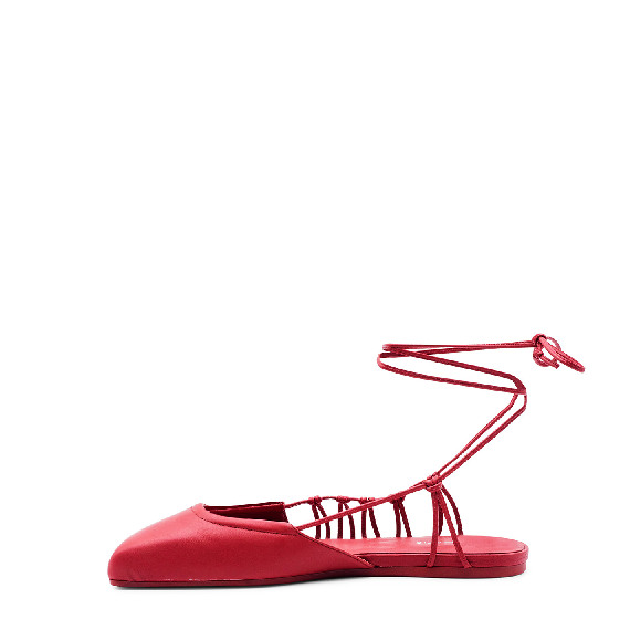 Square closed red sabot 