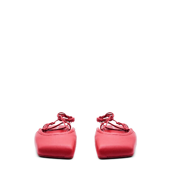 Square closed red sabot 