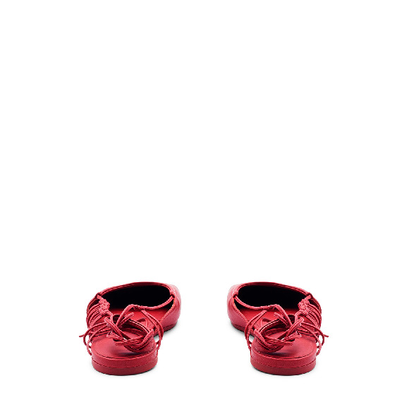 Square closed red sabot 