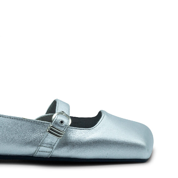 Square closed chanel silver buckles