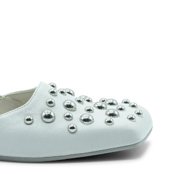Square closed cream slipper