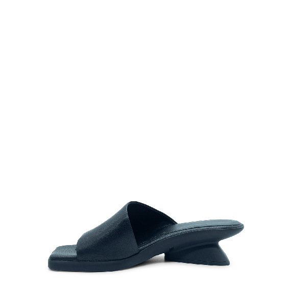 Boulder black slipper