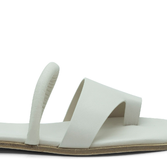 Square open single-finger cream slipper