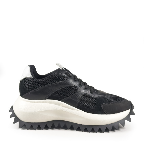 D22 Running__Scarpa allacciata nera