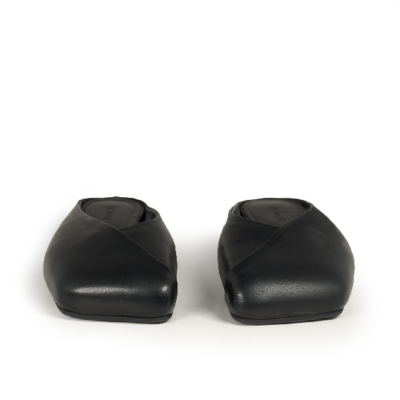 G34_Square closed_Pantofola nera