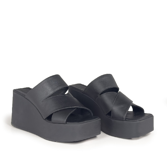 K10_Block<br>Wedge sandal with straps black